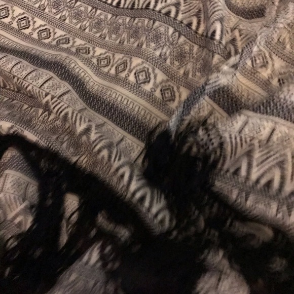 LEI print black & white open front kimono ,swimwear cover up w/ fringe NWT - Picture 4 of 9